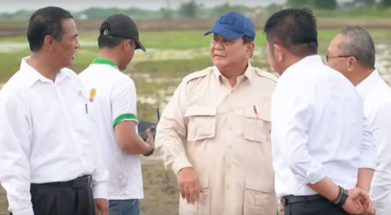 Presiden Prabowo mencoba drone di lahan rawa