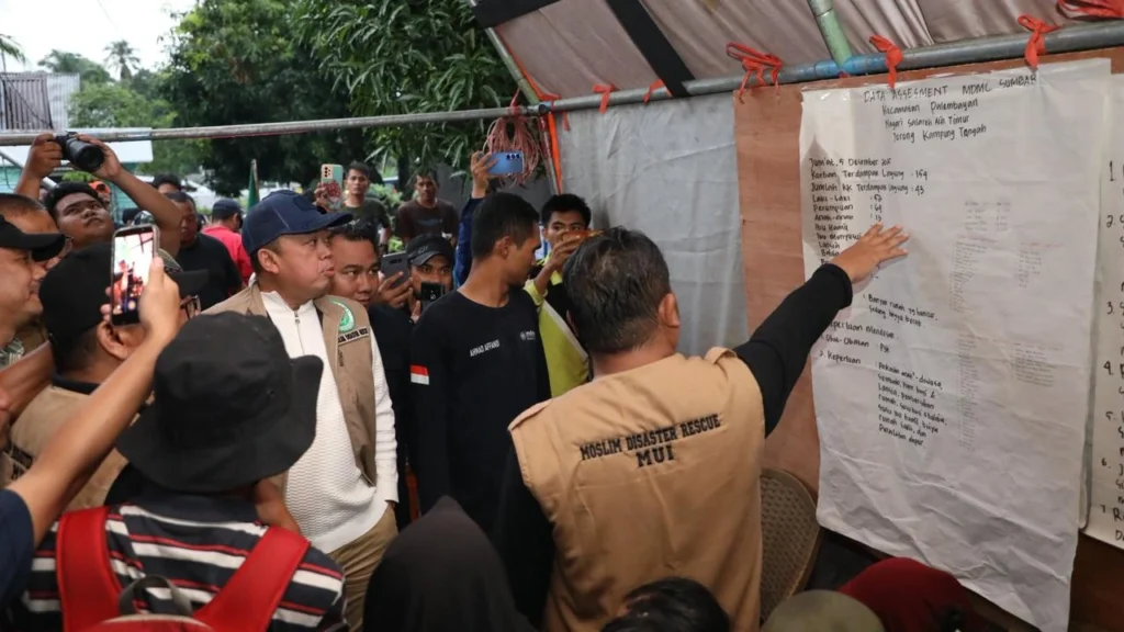 Menteri Nusron serahkan bantuan bencana di Kabupaten Agam