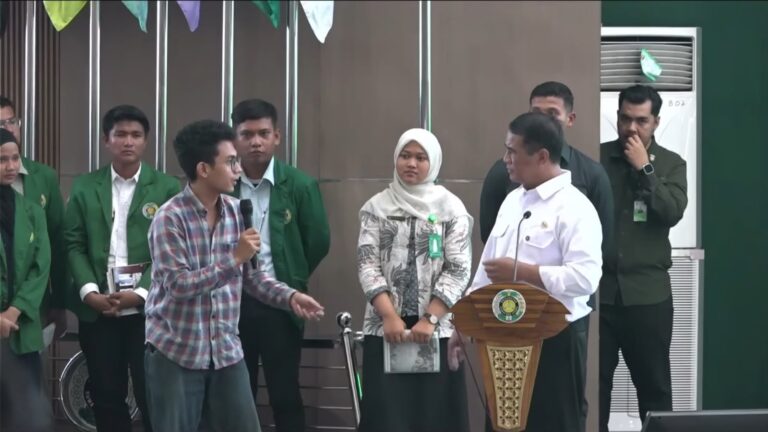 Gaya Mentan Amran saat menghadapi debat dengan mahasiswa USU. Foto Humas Kementan