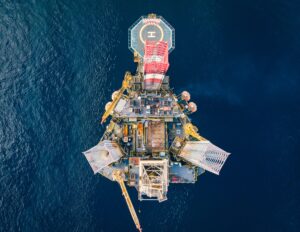 Ilustrasi tambang minyak dan gas lepas pantai. Foto Pexels.