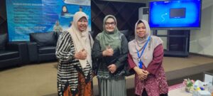 Para pembicara berpose bersama
