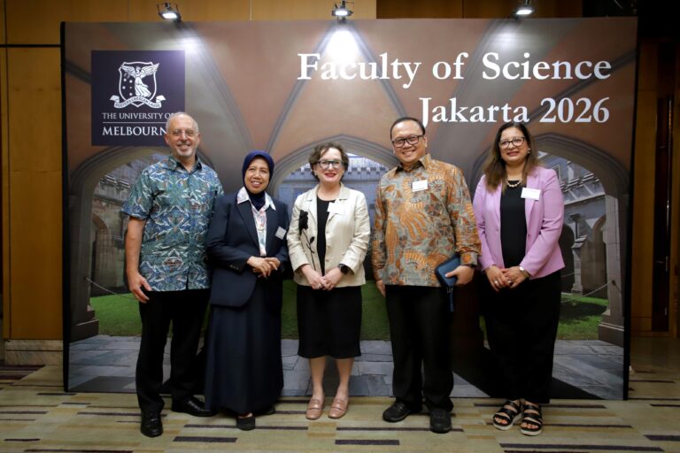 Ki-ka Prof. Frank Vetere (UnMelb), Prof. Dr. Eni Harmayani (UGM), Prof. Moira O’Bryan (University of Melbourne), Prof. Dr. Irfan Syauqi Beik (IPB University), dan Associate Prof. Dorin Gupta (UnMelb)
