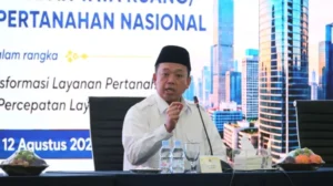 Menteri ATR/BPN Nusron Wahid memberi pengarahan di Aula Prona Kementerian ATR/BPN