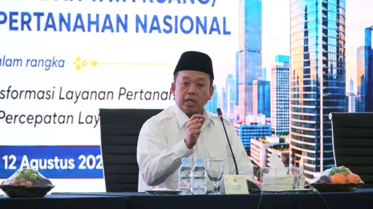 Menteri ATR/BPN Nusron Wahid memberi pengarahan di Aula Prona Kementerian ATR/BPN