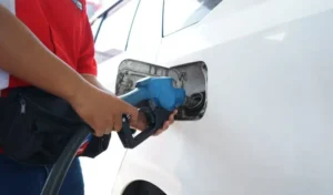 Petugas SPBU melayani pengisian BBM ke kendaraan pelanggan. Foto Pertamina Patra Niaga