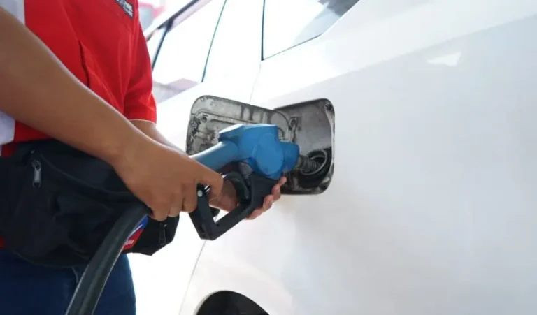 Petugas SPBU melayani pengisian BBM ke kendaraan pelanggan. Foto Pertamina Patra Niaga