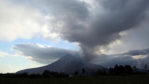 Sinabung Kembali Erupsi, Kolom Abu Membubung hingga 3.500 Meter. Foto ANTARA