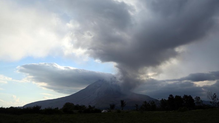 Sinabung Kembali Erupsi, Kolom Abu Membubung hingga 3.500 Meter. Foto ANTARA
