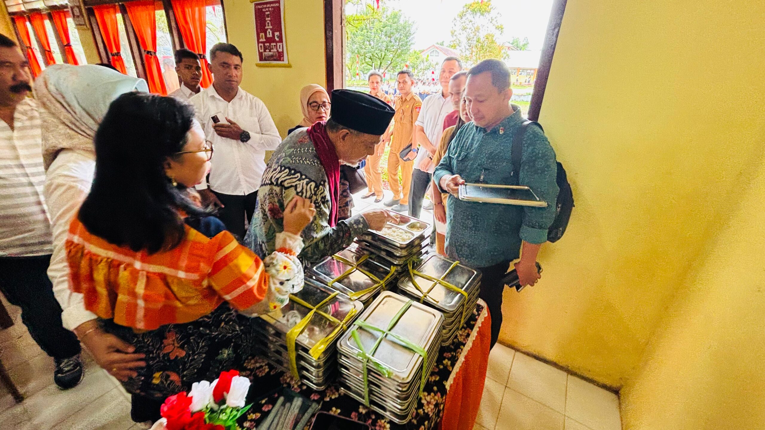Wakil Ketua DPD RI Tamsil Linrung periksa menu MBG