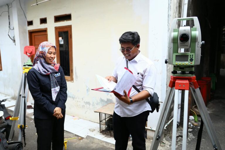 Warga melakukan pengukuran terjadwal yang diinisiasi oleh Kementerian ATR BPN